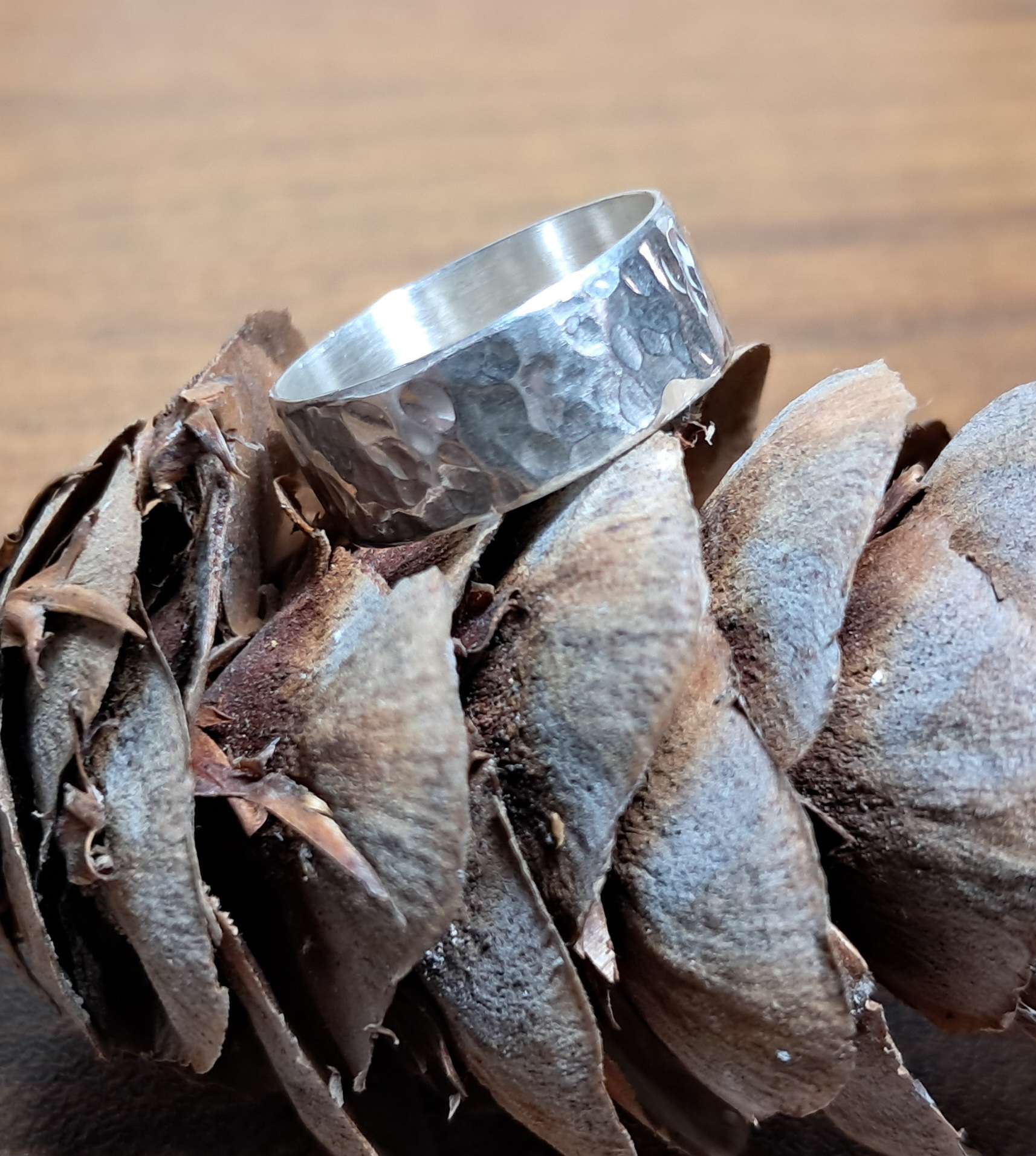 Anillo de plata 950 con textura martillada