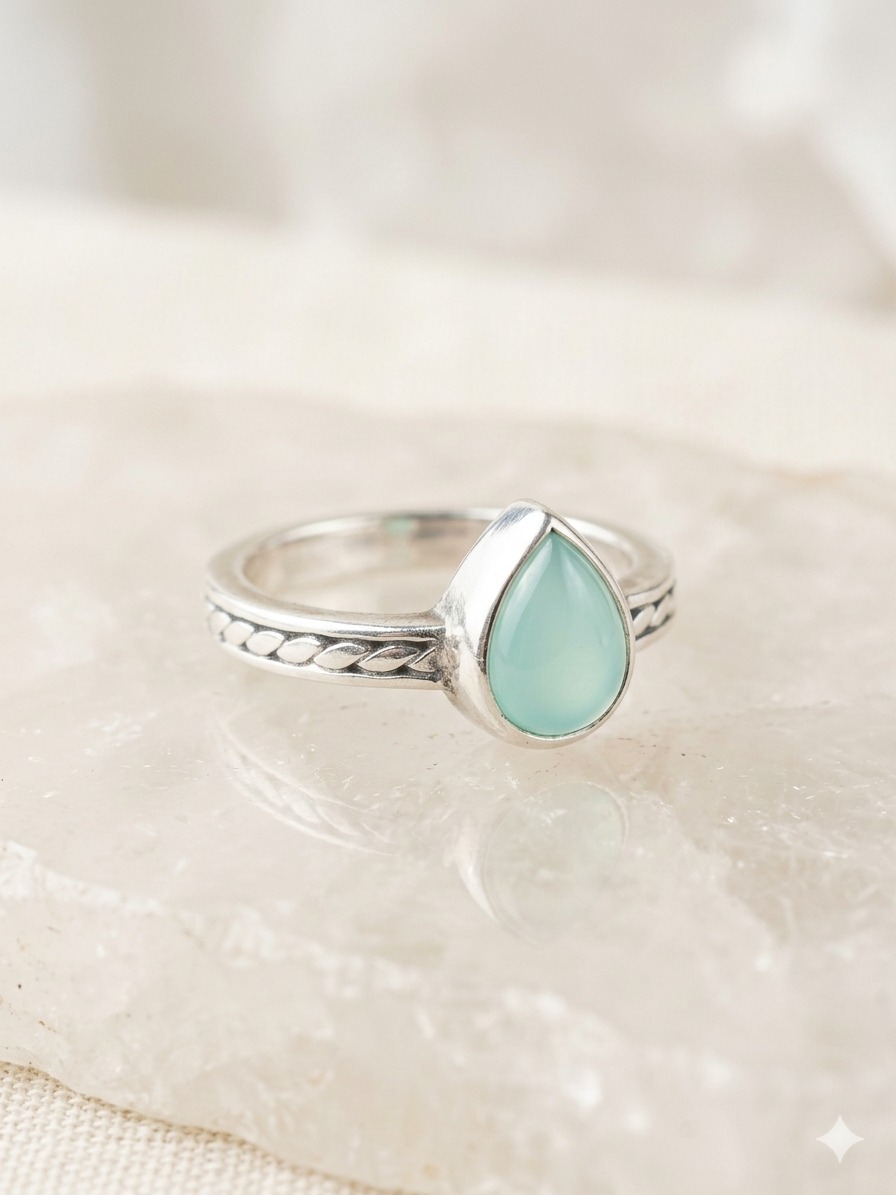 Anillo de plata con gema cabuchón en forma de gota y banda entorchada central