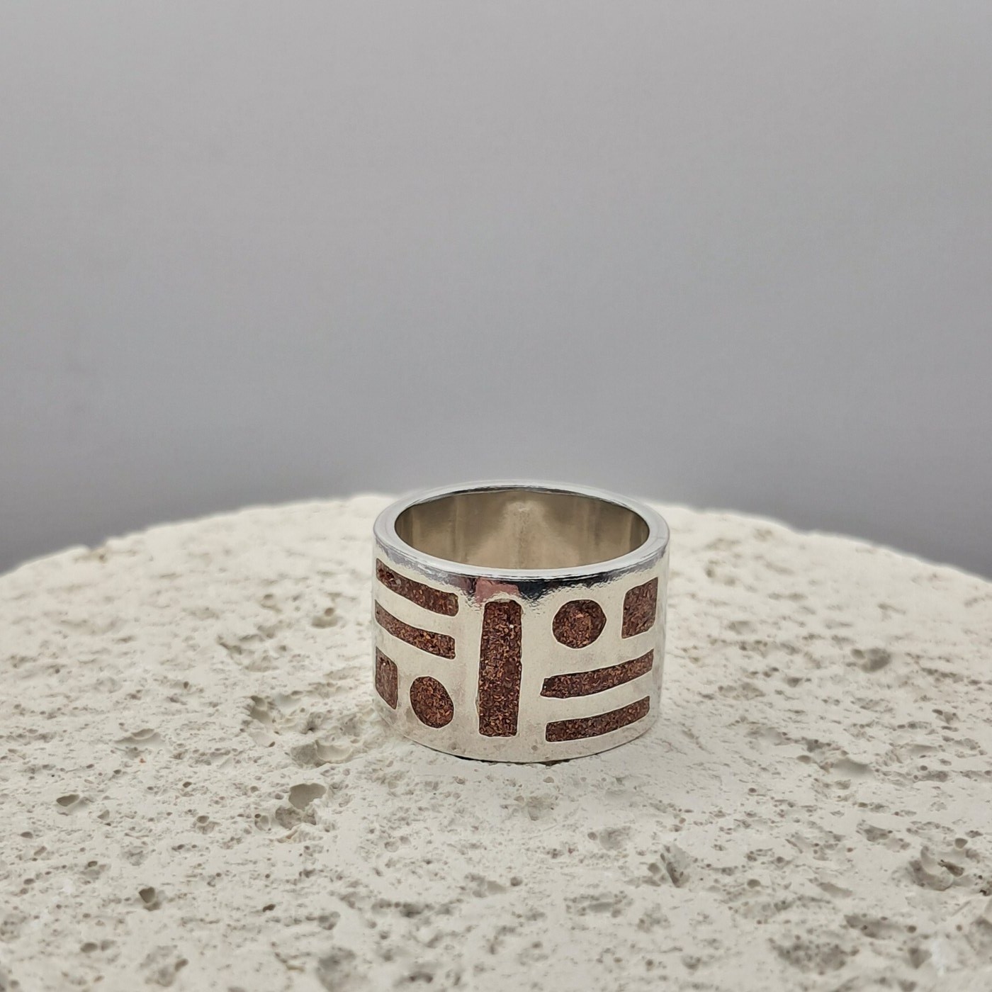 Anillo de plata con incrustaciones de cobre en patrón geométrico